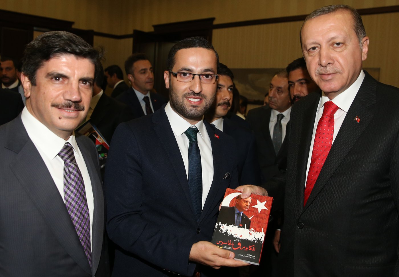 قدّم حمزة كتابه للرئيس رجب طيب أردوغان، ومعه د. ياسين أقطاي